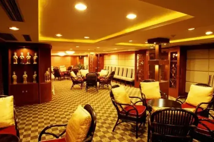 Victoria-Katarina-Cruise-Library.webp