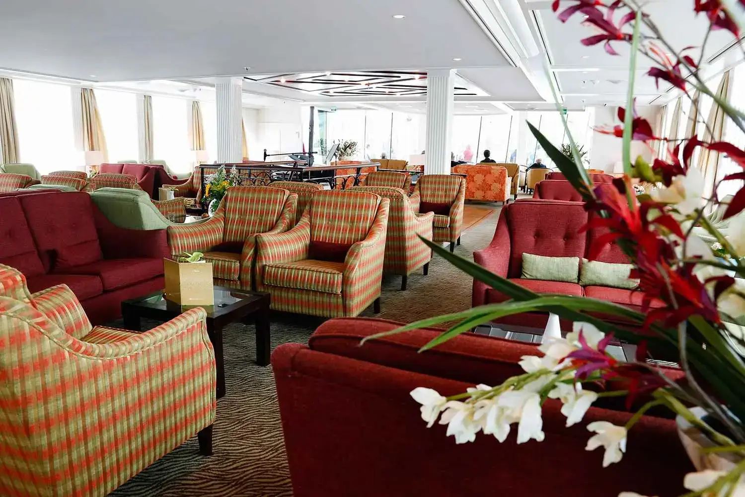 ship_4_mainlounge_gallery.webp