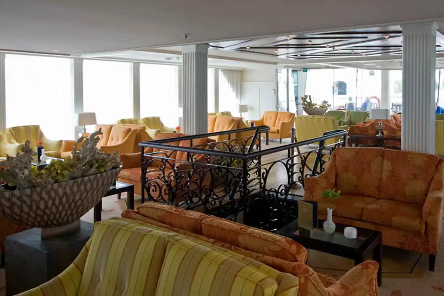 ship_4_lounge_gallery.webp