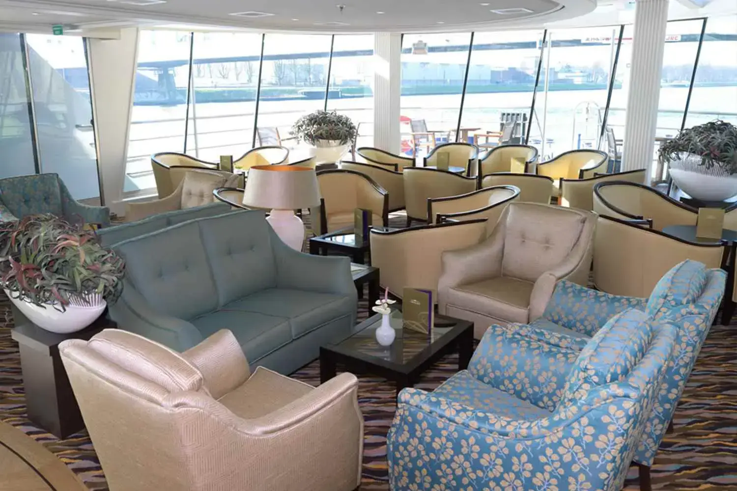 ship_9_lounge_gallery.webp