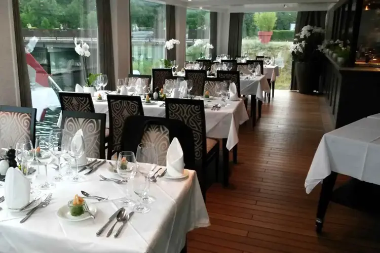 ship_9_dining_chefstable_gallery.webp