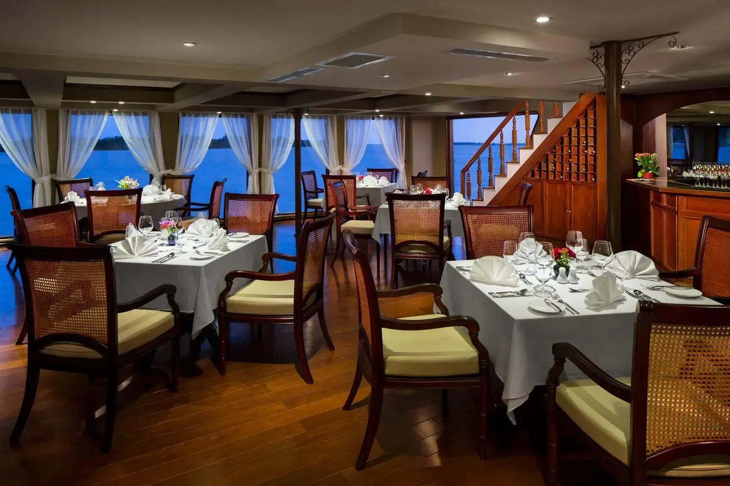 ataglance_amadara_dining.webp