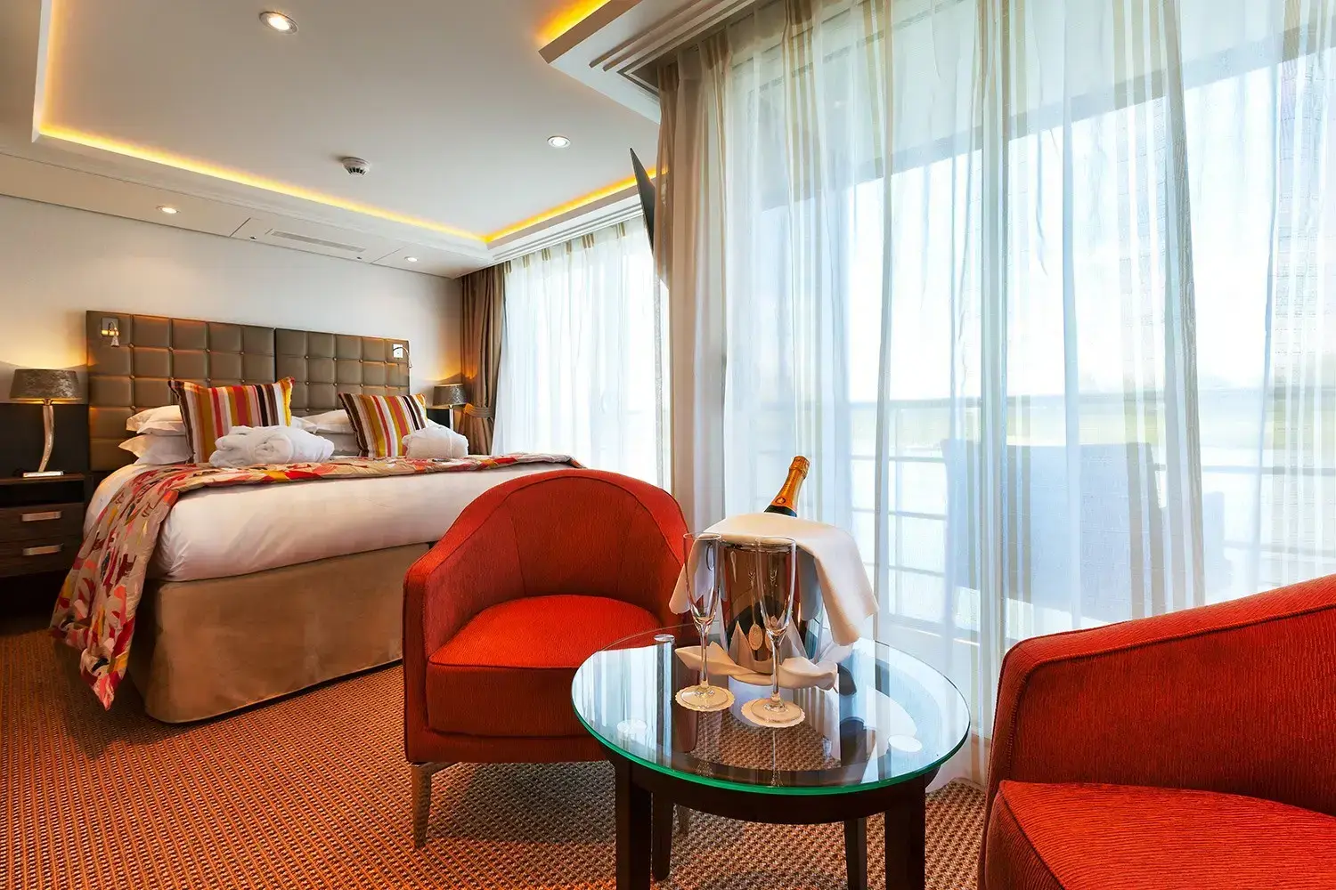 ship_23_cat_suite_pic_1.webp