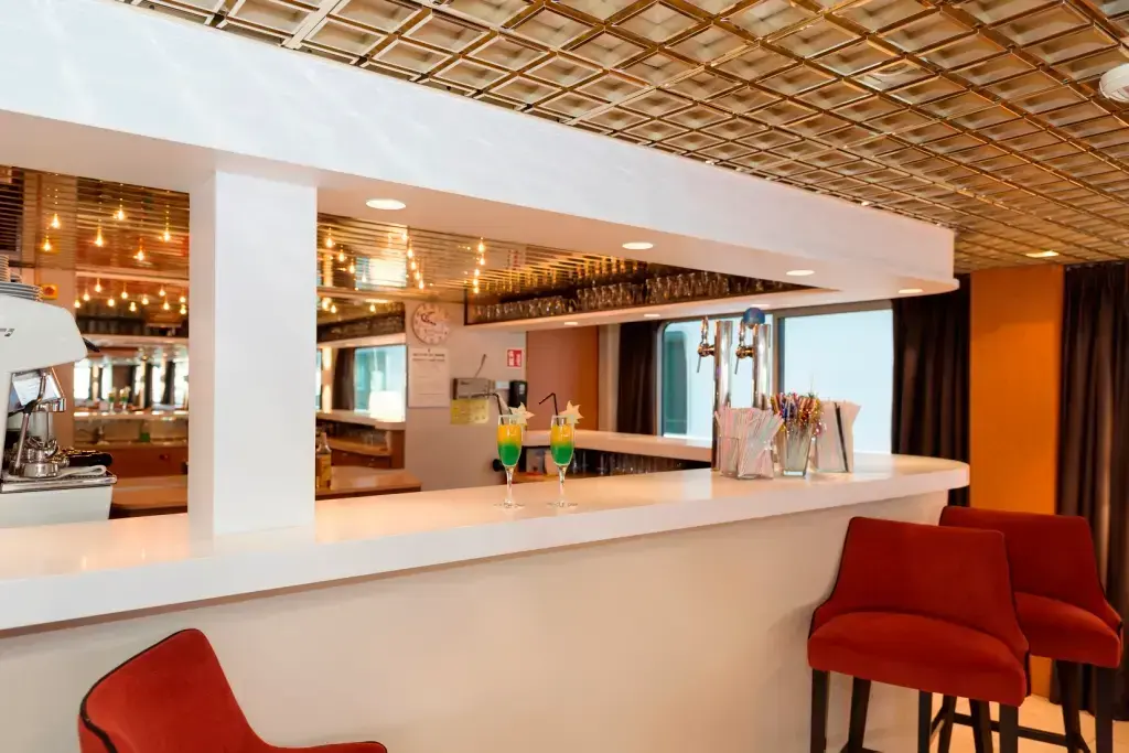 Europe_Salon-bar-006.webp