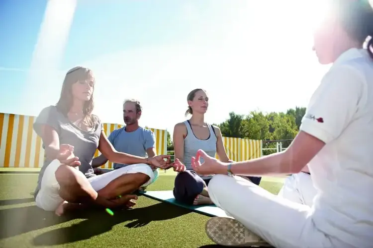 RH_DLX_PEOPLE_YOGA_01_39L_2956760203.webp