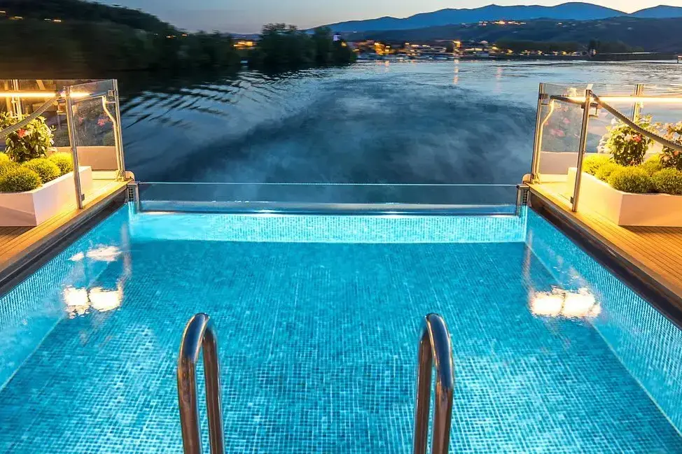 csm_08_Amadeus_Provence_Infinity_Pool_03c6f0c38e.webp