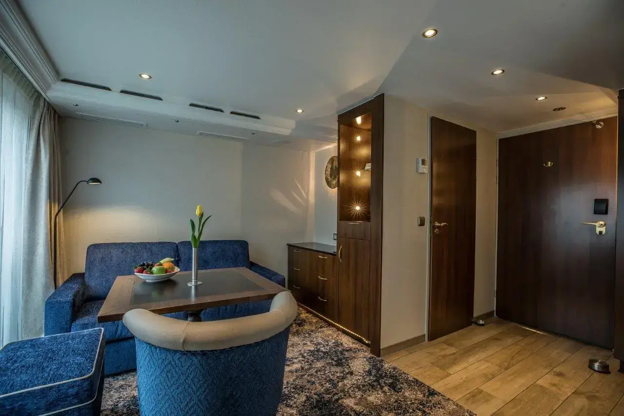 BW Room 304-5411.webp