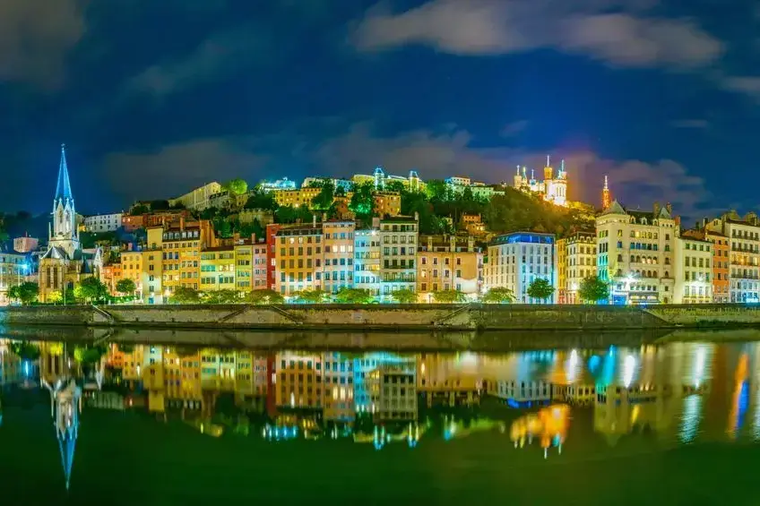 lyon-nuit-dudlajzov-adobestock_237868350-dudlajzov