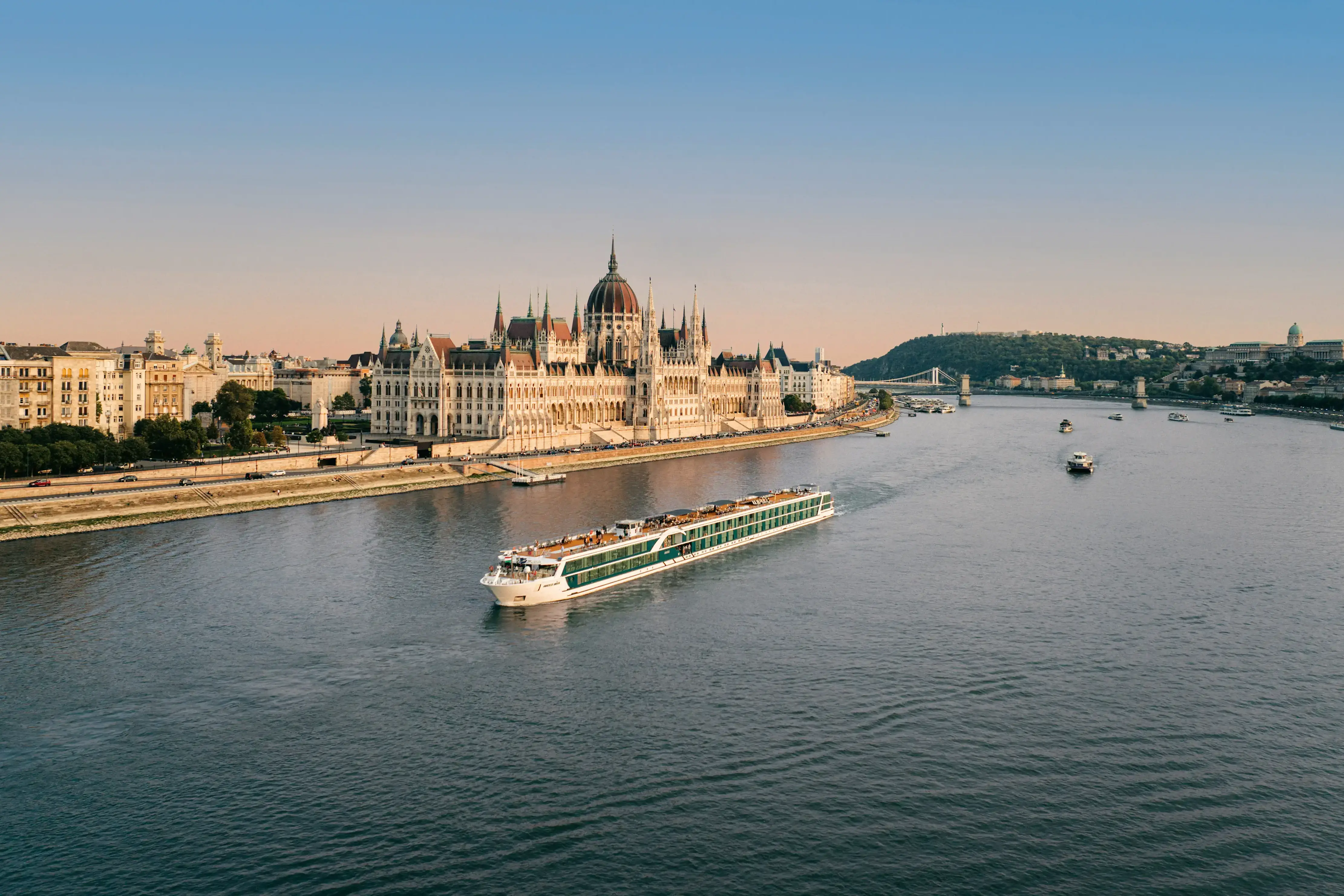 Lueftner_Cruises_AMADEUS_Amara_Exterior_Danube_Hungary_Budapest_Parliament_882A_ret-1.webp