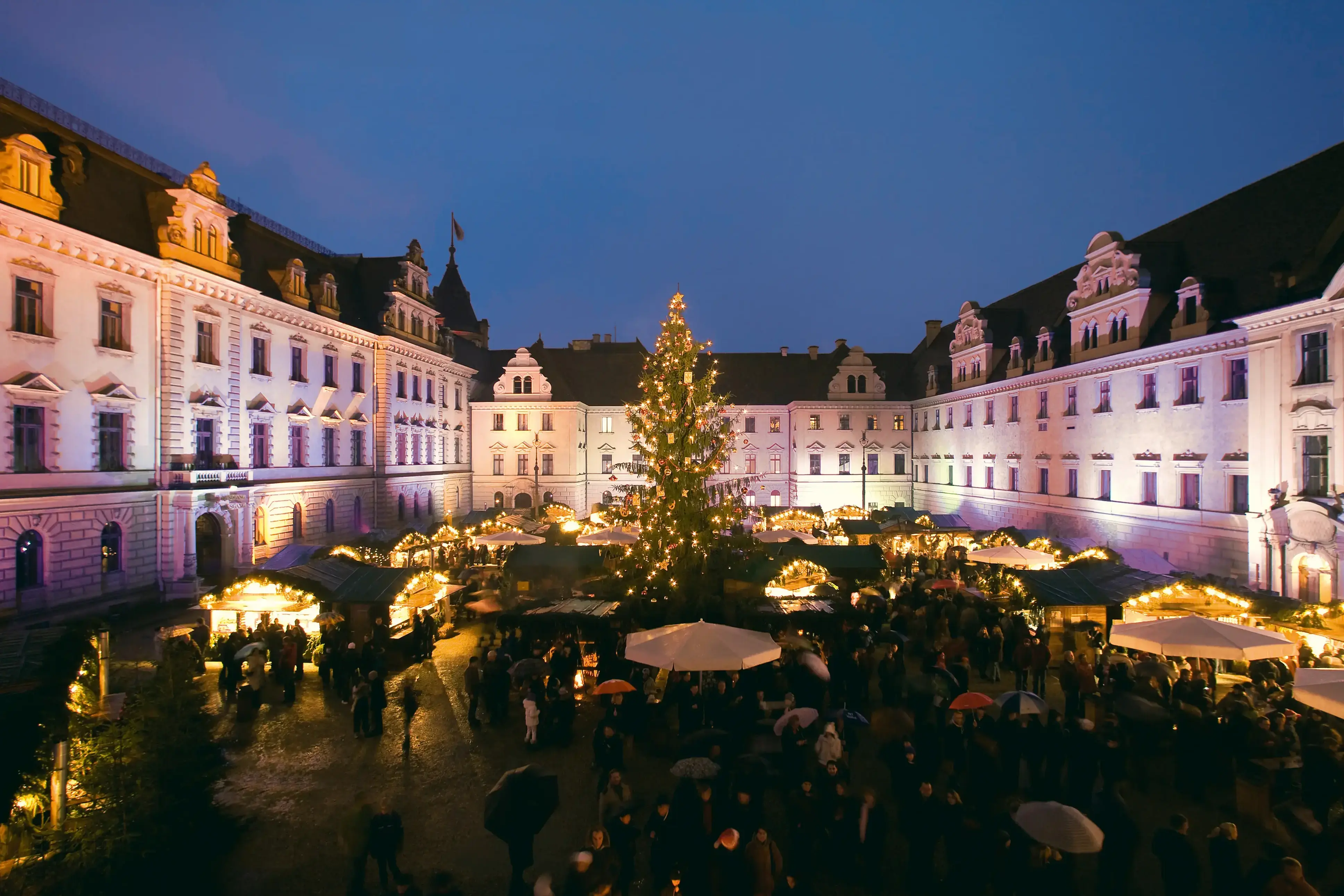 _c_Regensburg_Weihnachtsmarkt_Schloss-TuT.webp