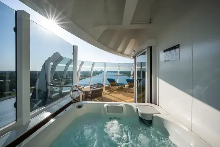 MSC23020101MSC Euribia MSC Yacht Club Royal Suite with whirlpool bath (YC3).webp