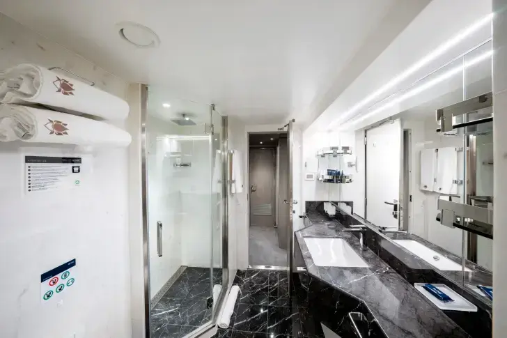 MSC21007824MSC Seashore, MSC Yacht Club Royal Suite with whirlpool bath - Btahroom (YC3).webp