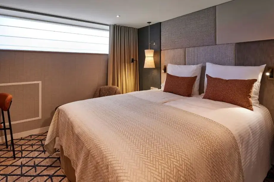 Double Cabin Emerald.webp