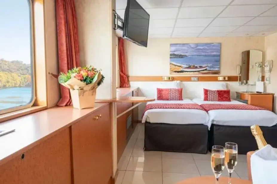 MAIN DECK 2 SINGLE BEDS SUITE CAT B.webp