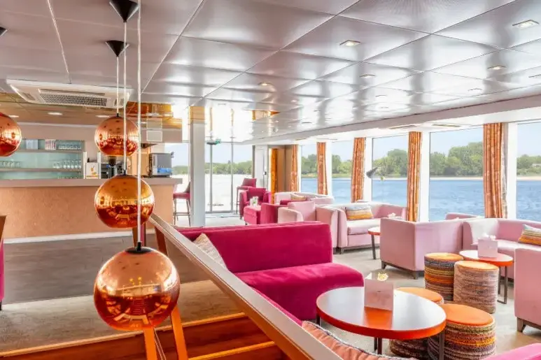loire-princesse-panorama-lounge-6-825x515.webp