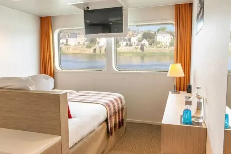 MAIN DECK 2 ADJUSTABLE TWIN BEDS CAT.webp