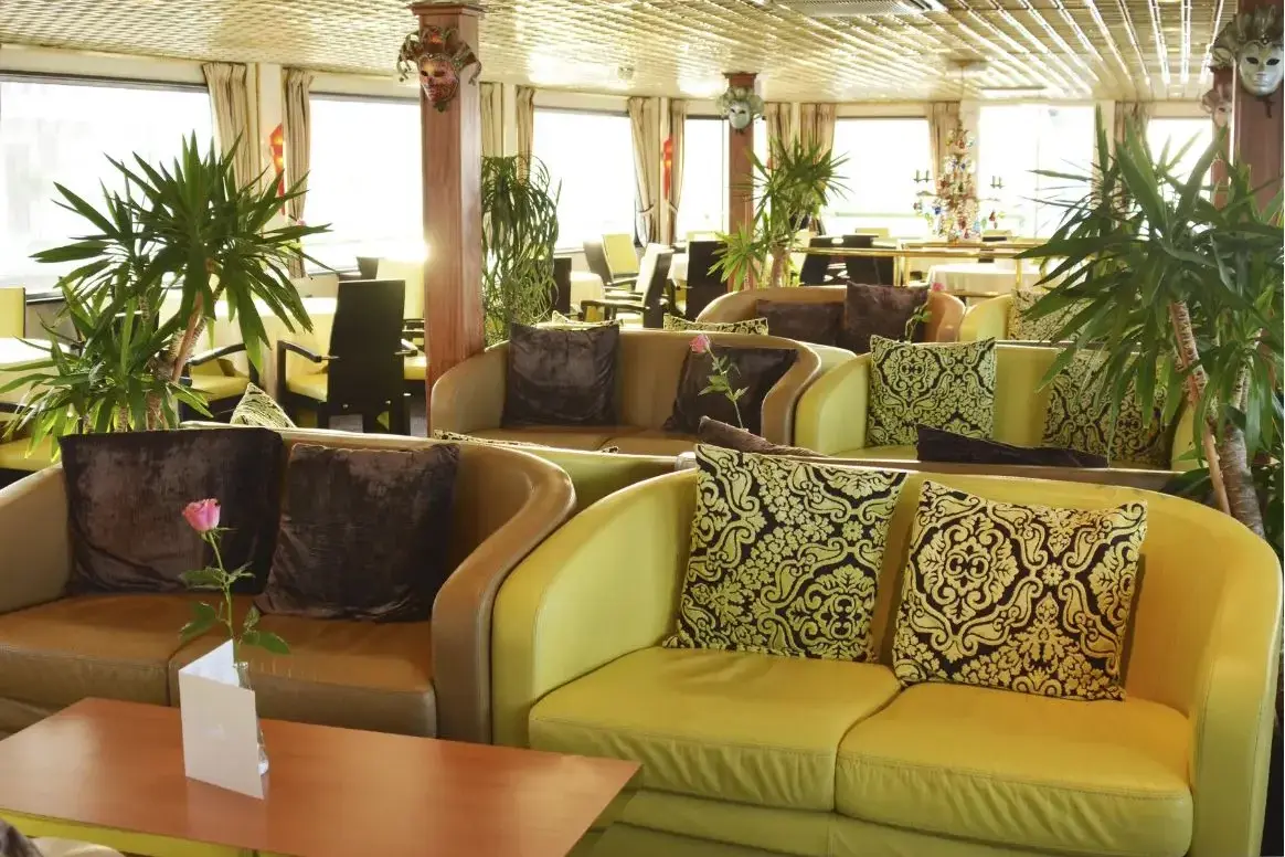 35 Lounge Bar 1.webp