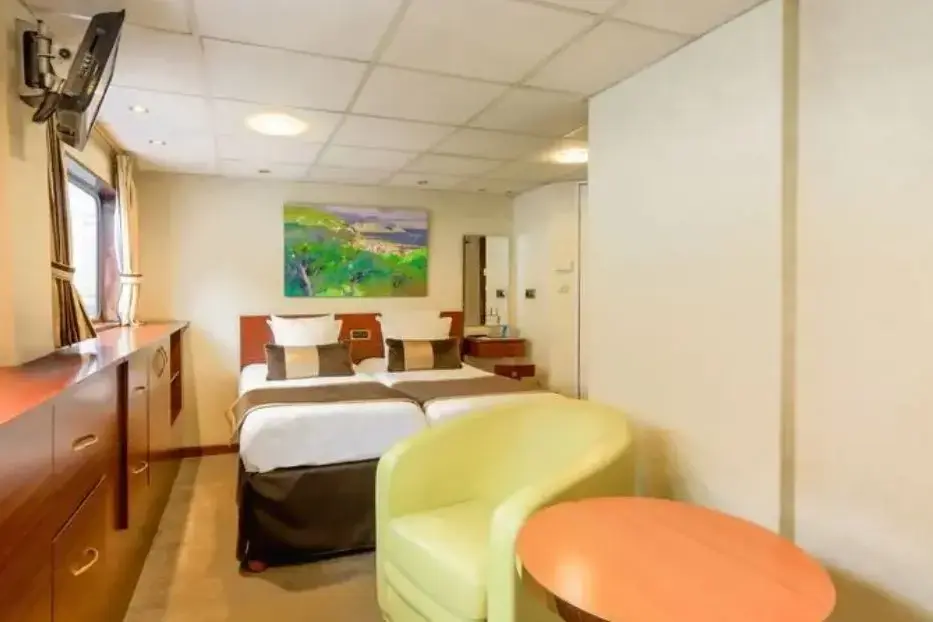 MAIN DECK 2 SINGLE BEDS SUITE CAT B.webp