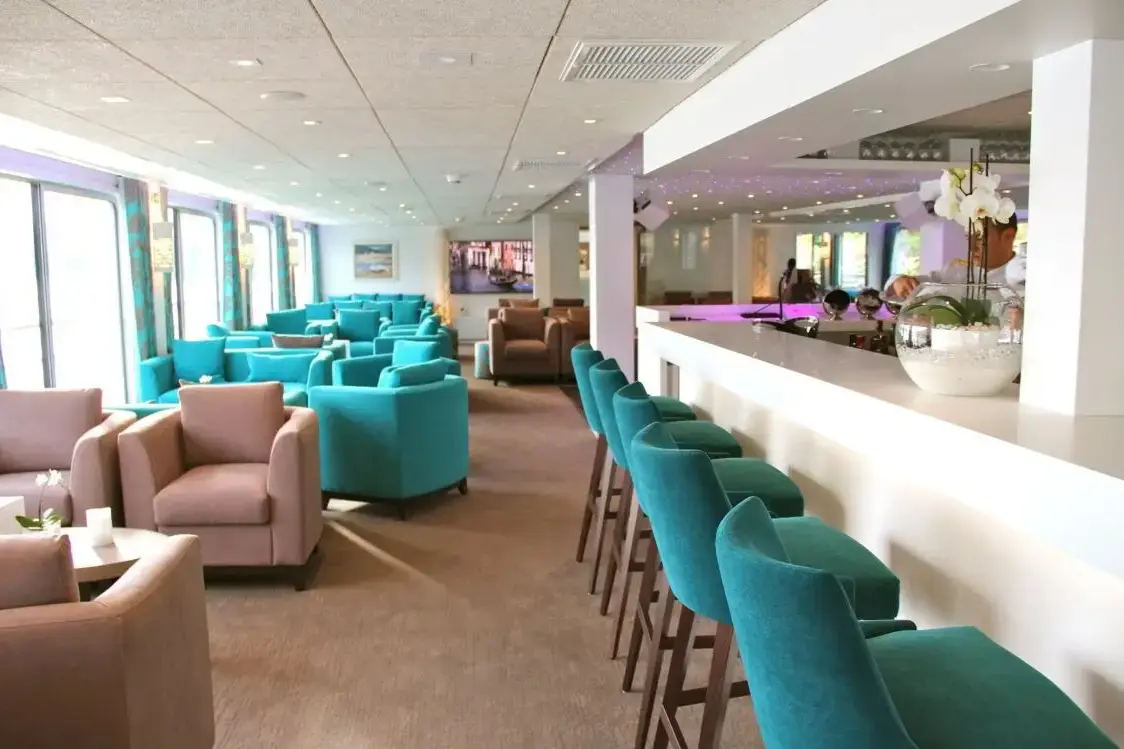 Gil Eanes Salon Bar.webp