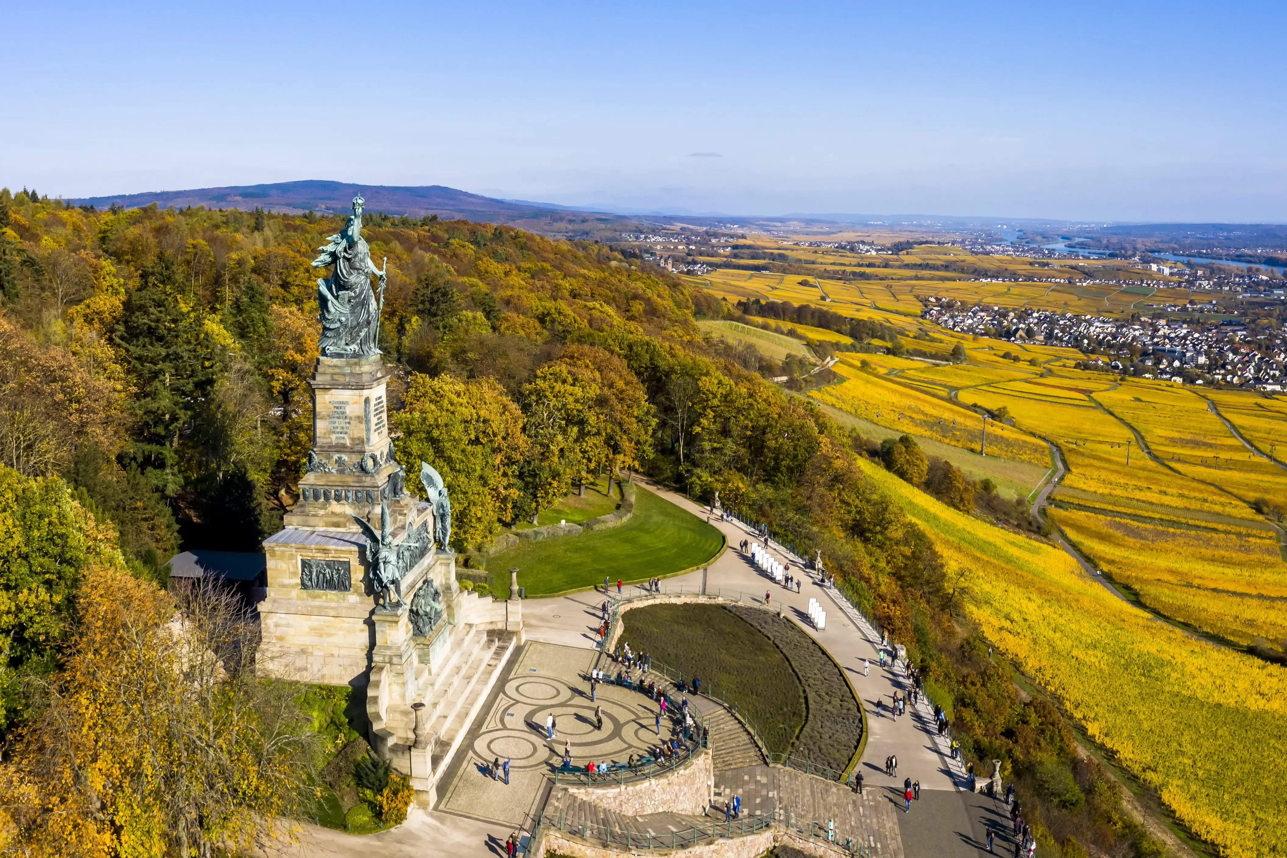 ruedesheim-adobestock-412092618.webp