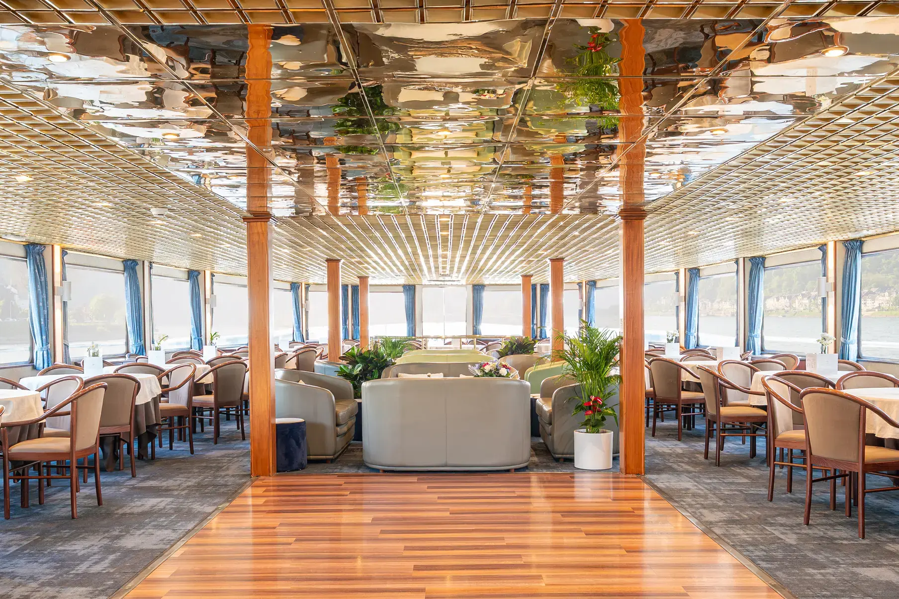 CroisiEurope MS Monet Lounge Bar With Dancefloor 1 ©Corinne Cotard.webp