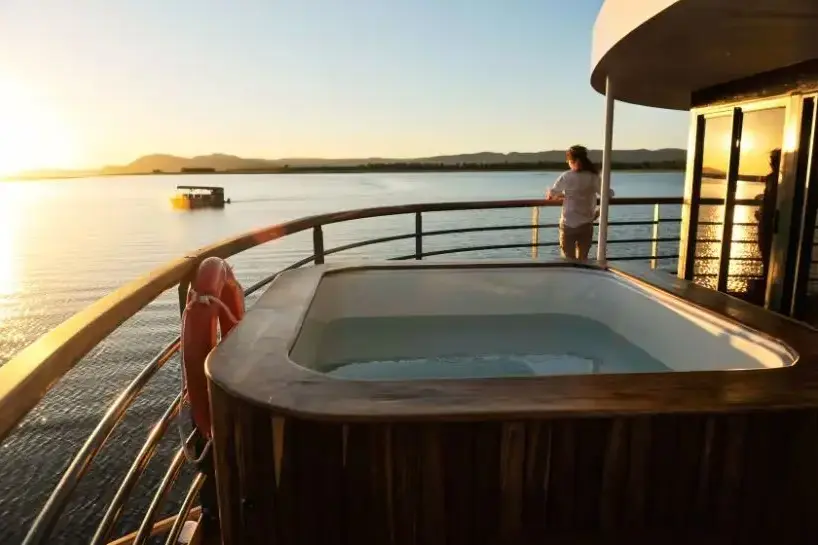 RV African Dream Jakuzzi 2.webp