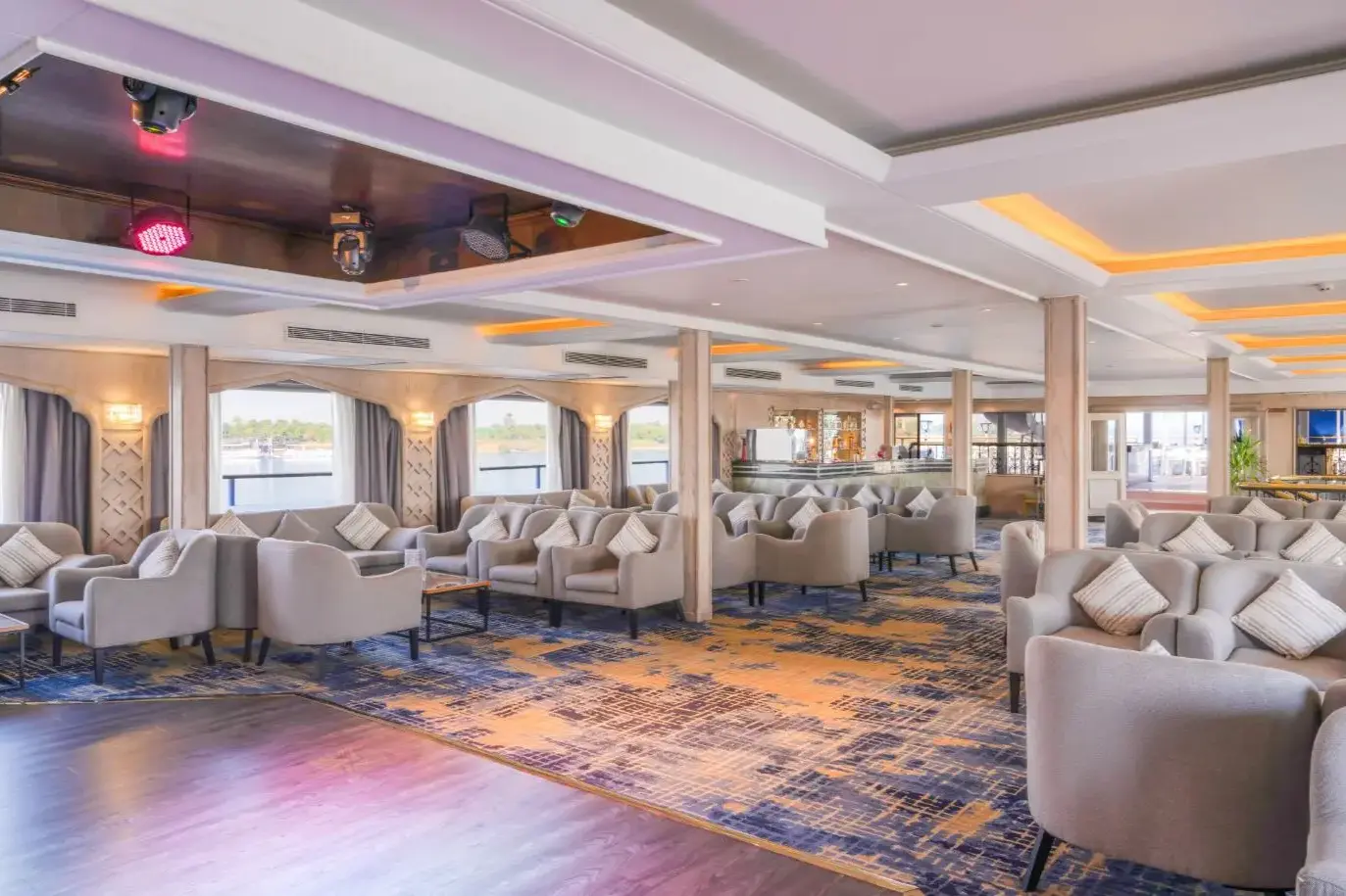 rv-star-of-luxor salon 2.webp