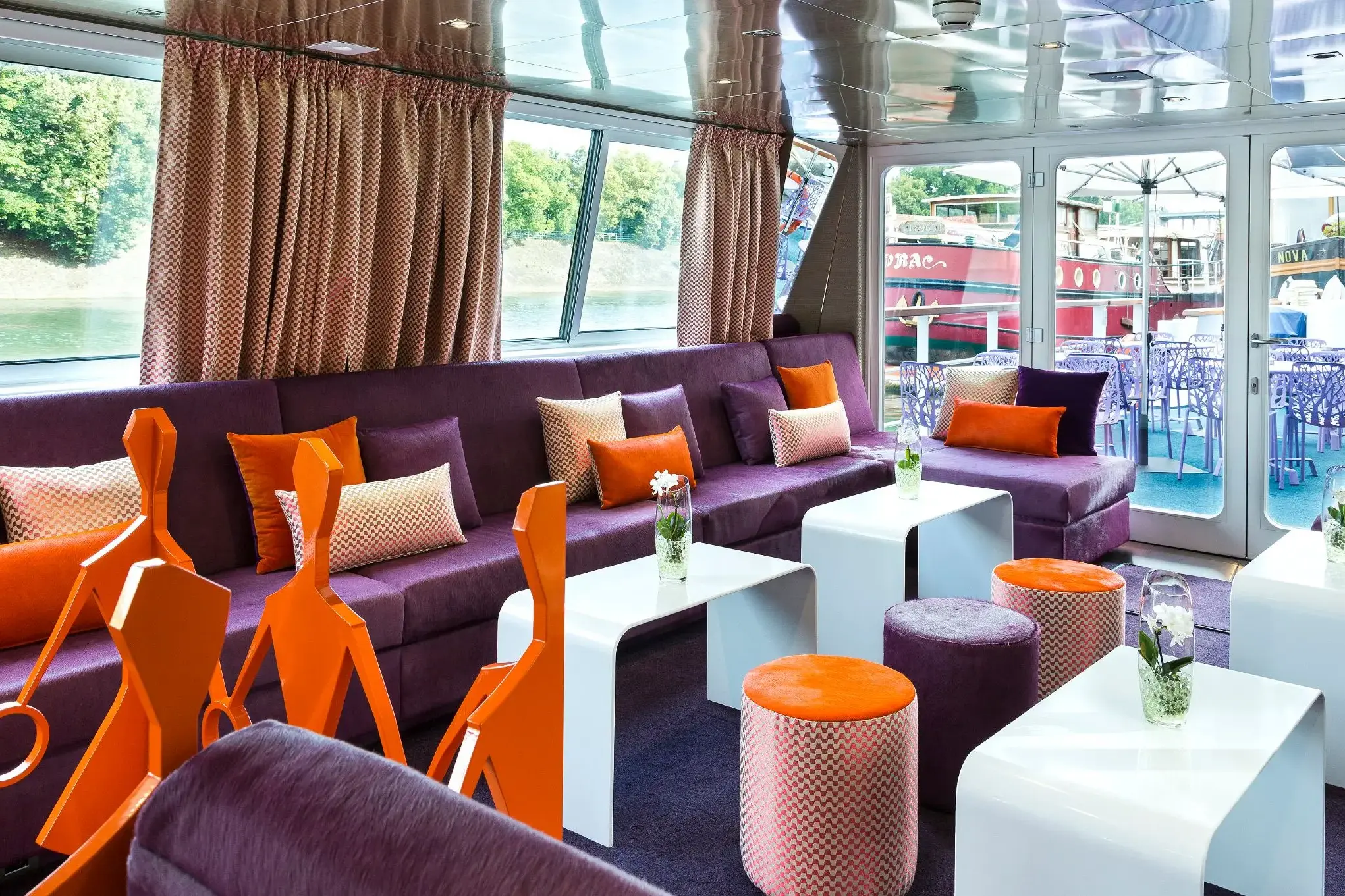 CroisiEurope Raymonde Bar Lounge.webp