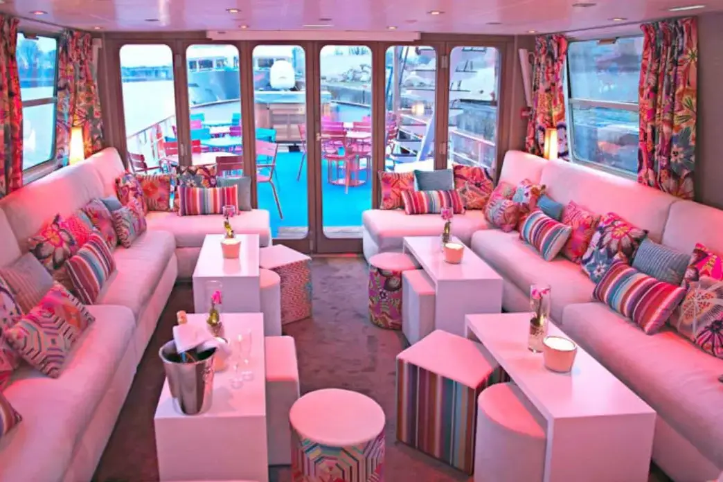 MS JEANINE salon bar 5.webp