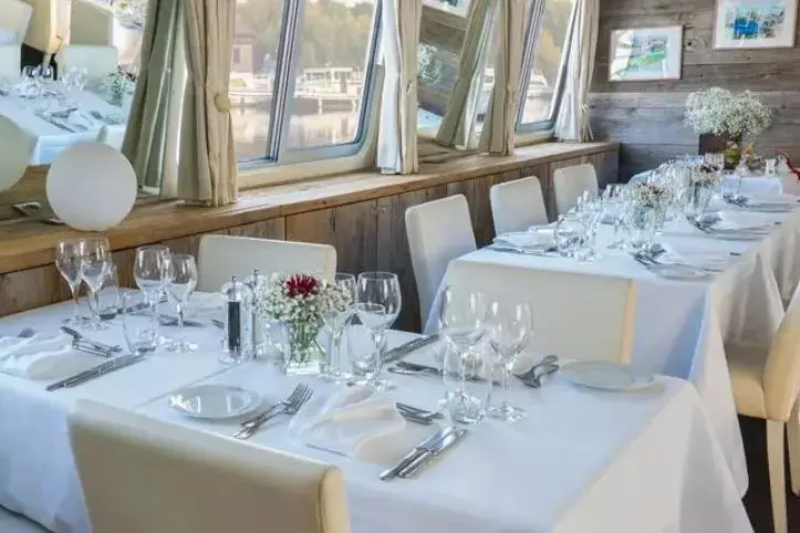 MS JEANINE restaurant 5.webp