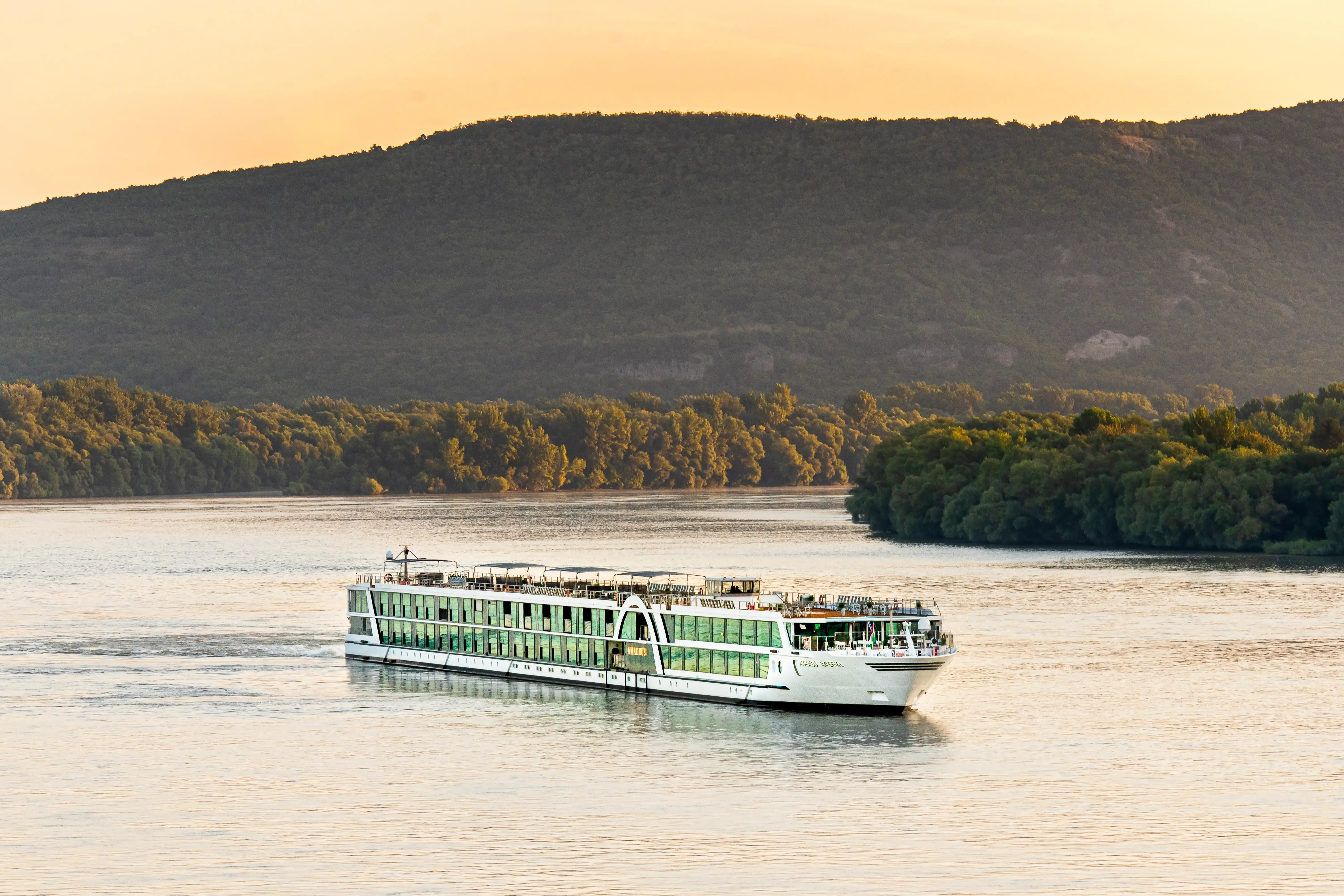 Lueftner_Cruises_AMADEUS_Imperial_outside_view_Danube_02.webp